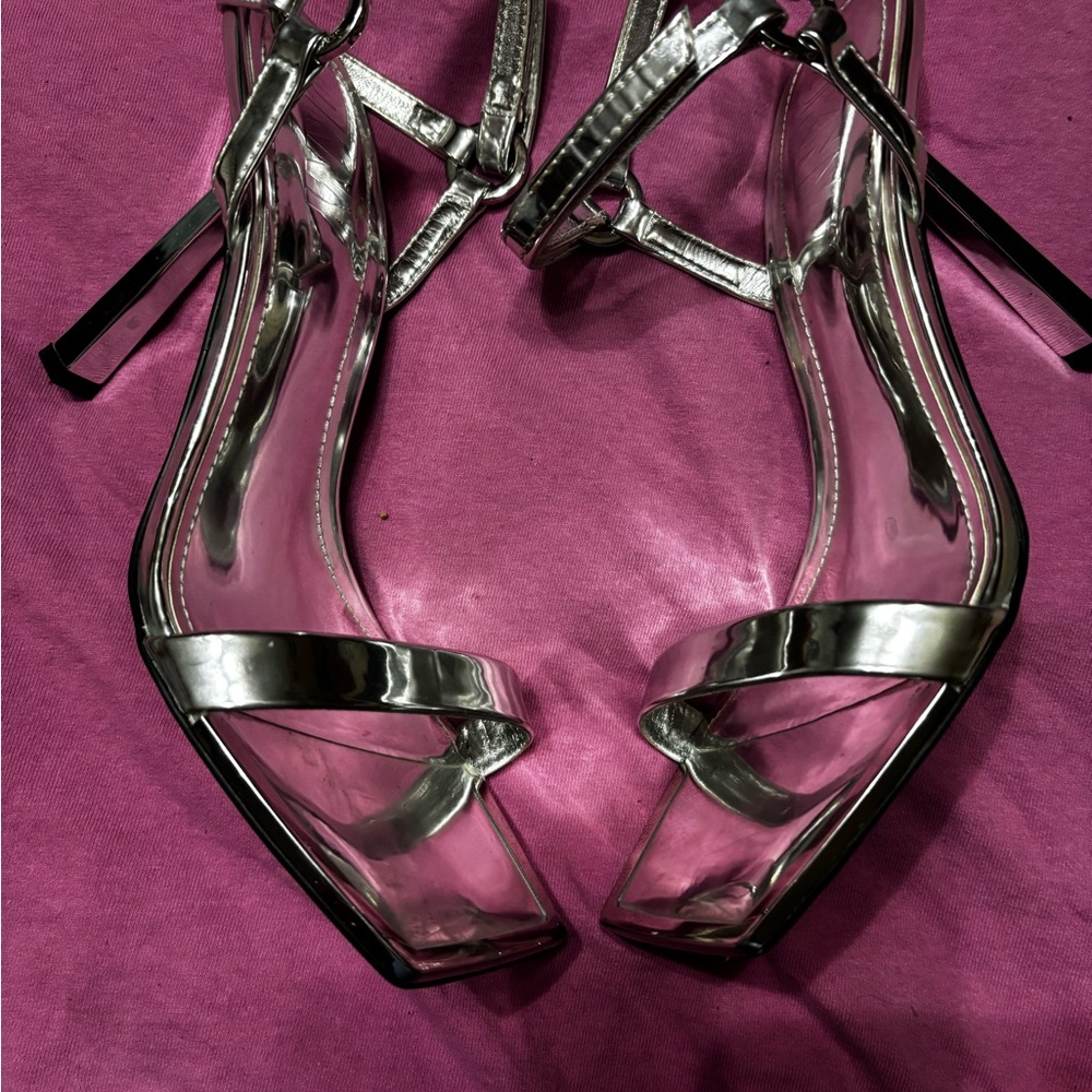 Silver heels - Picture 3 of 4